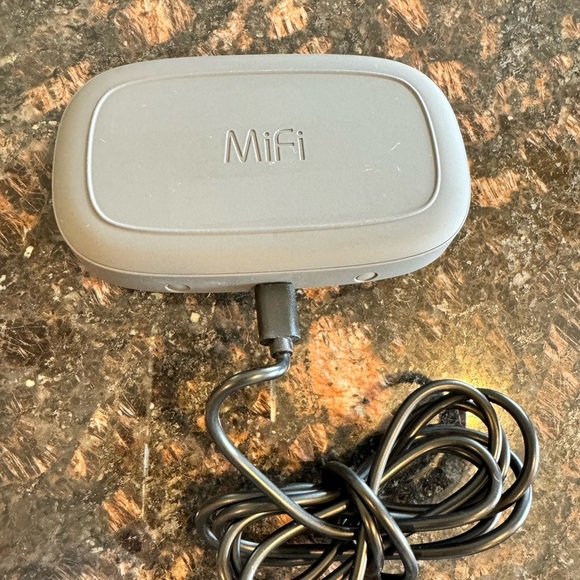 Verizon Jetpack MIFI8800L 4G
LTE Hotspot Modem - Picture 2 of 3